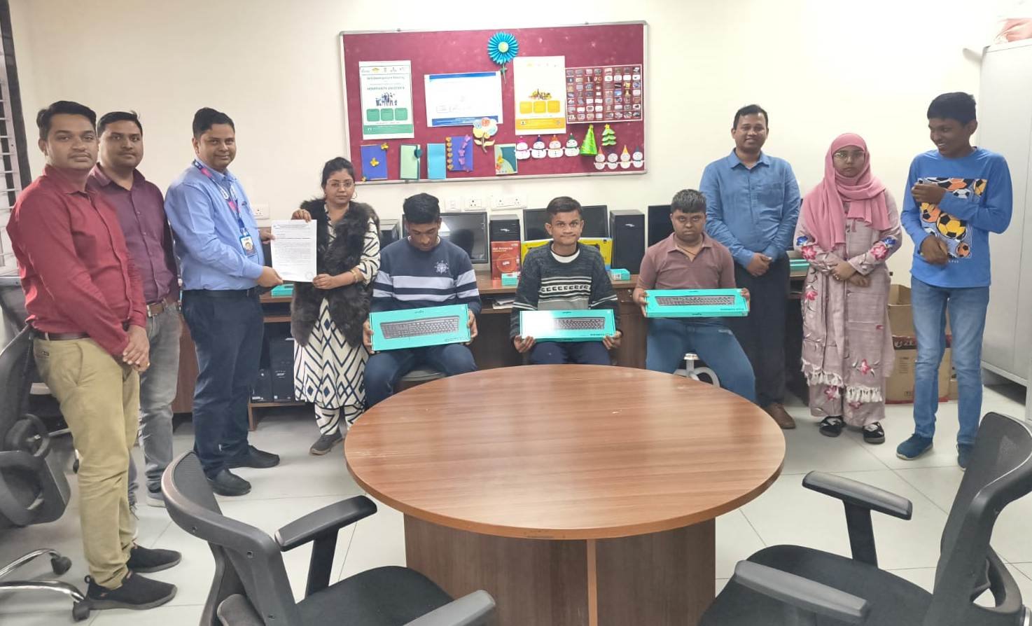 राजनांदगांव : एसबीआई द्वारा सीएसआर सहायता के रूप में सीआरसी के दिव्यांग बच्चों के लिए 6 नग कम्प्यूटर सिस्टम एवं 1 नग प्रिंटर किया गया प्रदान