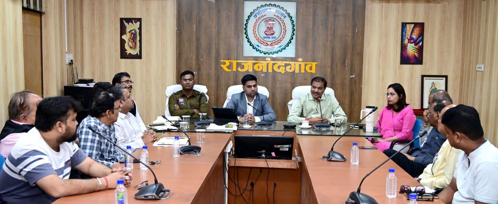 राजनांदगांव : कलेक्टर की अध्यक्षता में प्रधानमंत्री सूर्यघर मुफ्त बिजली योजना के क्रियान्वयन के अंतर्गत चेंबर ऑफ कॉमर्स, समाजसेवी, व्यापारी संघ, बिल्डर्स, कॉलोनाइजर्स और कॉलोनियों के प्रतिनिधियों की हुई बैठक