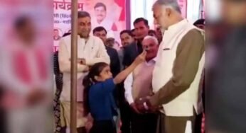 कैबिनेट मंत्री ने बेबाक रिपोर्टर के पैर छूकर किया सम्मान, फेसबुक पर शेयर किया VIDEO