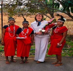 पर्यटन विशेषज्ञ  किर्सी ने ग्रामीण महिलाओं संग किया महुआ संग्रहण, बस्तर की जैव विविधता और लोकसंस्कृति से हुए अभिभूत