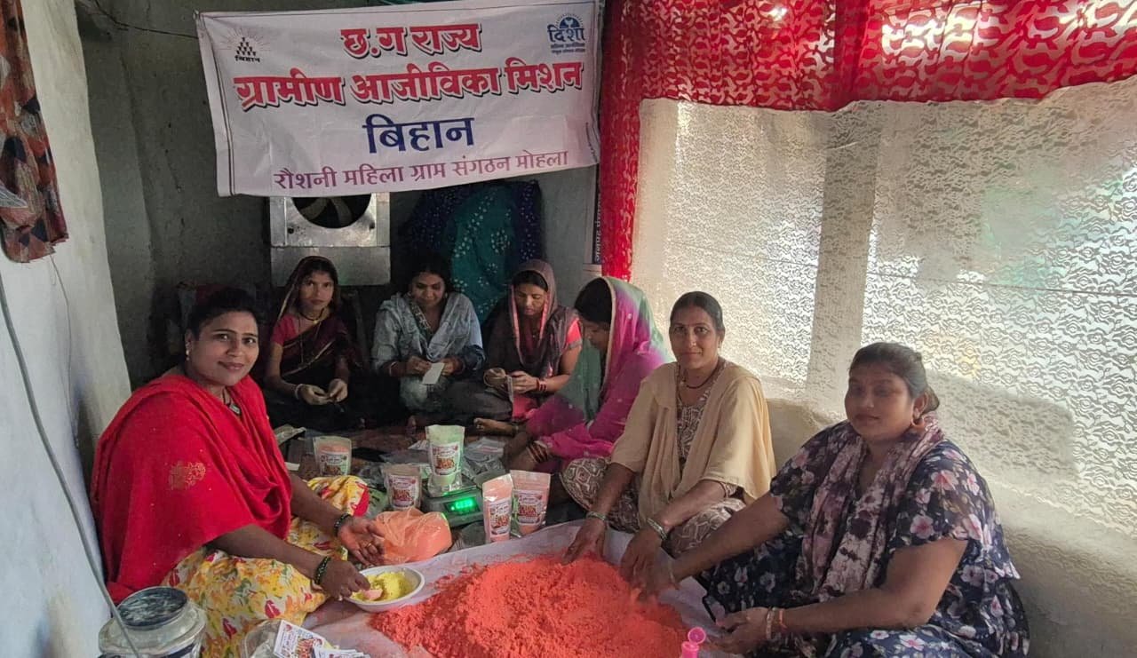 मोहला : रंगों का पर्व होली होगा महिला समूह के हर्बल गुलाल से सराबोर, महिलाएं होगी आर्थिक रूप से सशक्त