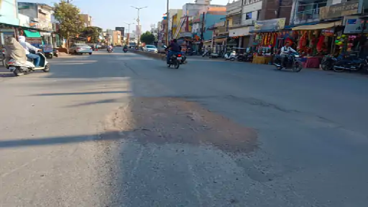 राजनांदगांव : खैरागढ़ रोड में गड्ढे की ढंग से मरम्मत नहीं, आमजनों को हो रही है परेशानी…