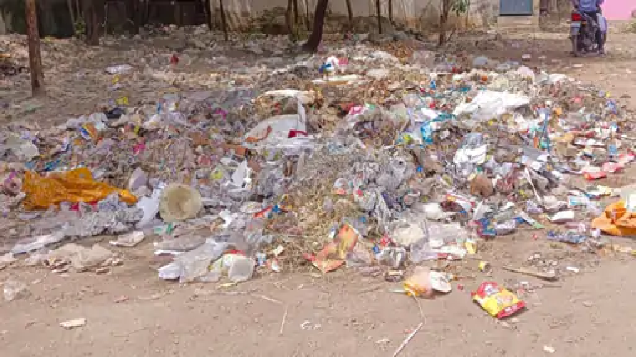 राजनांदगांव : स्कूल मैदान, खाली प्लाटों से कचरे का उठाव नहीं…