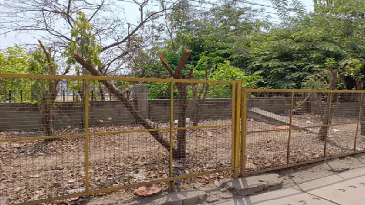 राजनांदगांव : शहर के उद्यानों के भीतर पॉलीथिन का कचरा फैला, झूले भी टूट चुके…