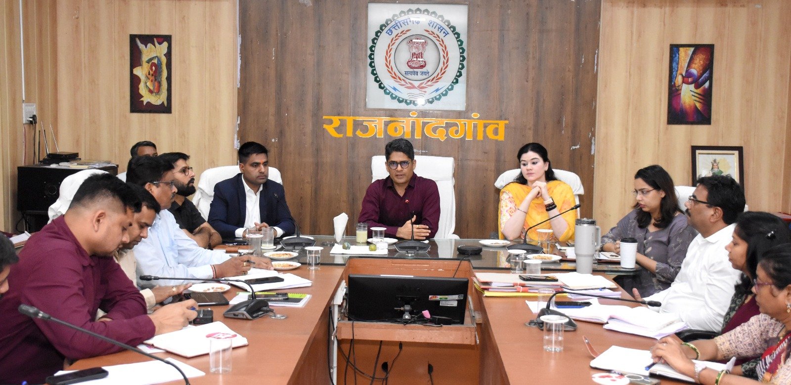 राजनांदगांव : प्रभारी सचिव ने जिला अधिकारियों की समीक्षा बैठक ली