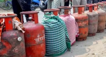 CG में LPG की किल्लत, एजेंसियों में लगी लंबी लाइनें; लोग बोले- “घंटों से तेज धूप में खड़े हैं”, लकड़ी-कोयले की बढ़ी डिमांड