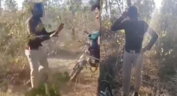 मोबाइल पर गाना बजाकर वर्दी पहने गार्ड से लगवाए ठुमके, फिर डंडों और बेल्ट से पीटा, वीडियो वायरल