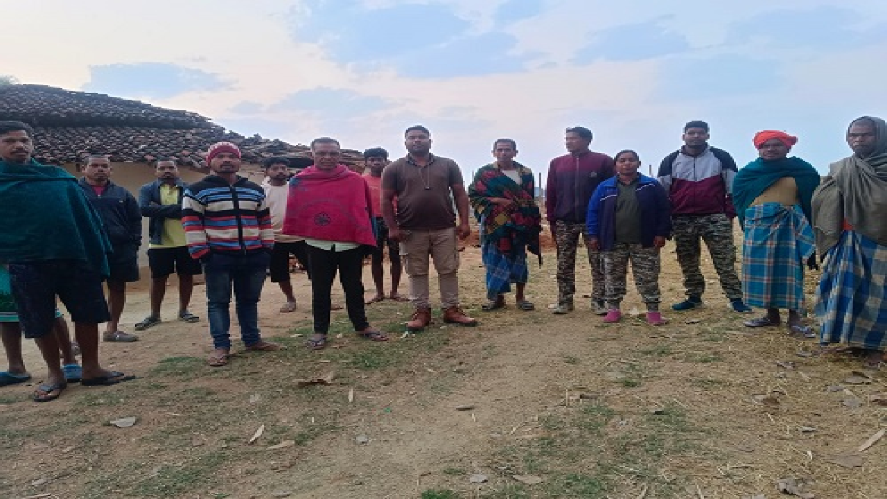 CG : हाथियों के बीच फंसे बुजुर्गों को वन विभाग ने बचाया ...