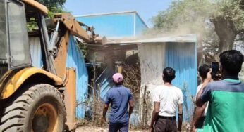 जिला प्रशासन द्वारा अतिक्रमण हटाने की गई कार्रवाई की गई