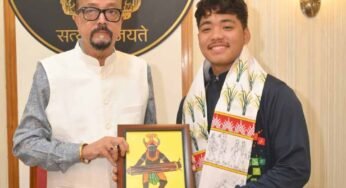 ट्राइबल गेम्स 2026 में शानदार प्रदर्शन, 9 पदक जीतने वाले असम के तैराकों ने राज्यपाल डेका से की मुलाकात