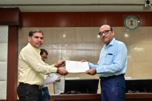 ई-ऑफिस में समयबद्ध कार्य करने और उपस्थिति में श्रेष्ठ प्रदर्शन करने वाले अधिकारी-कर्मचारियों को मुख्य सचिव ने किया सम्मानित