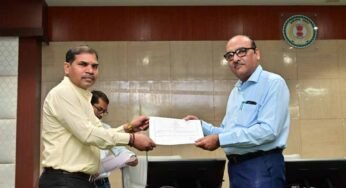 ई-ऑफिस में समयबद्ध कार्य करने और उपस्थिति में श्रेष्ठ प्रदर्शन करने वाले अधिकारी-कर्मचारियों को मुख्य सचिव ने किया सम्मानित