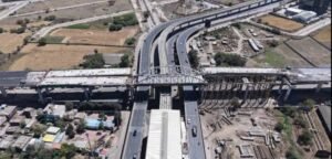 इंदौर में इंजीनियरिंग का कमाल: 23 मीटर ऊंचाई पर 400 टन का स्टील गर्डर लॉन्च, 12 घंटे में पूरा हुआ काम