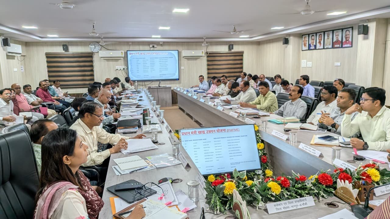 मोहला : स्वरोजगार से संबंधित ऋण प्रकरणों का करें प्राथमिकता से निराकरण – कलेक्टर प्रजापति