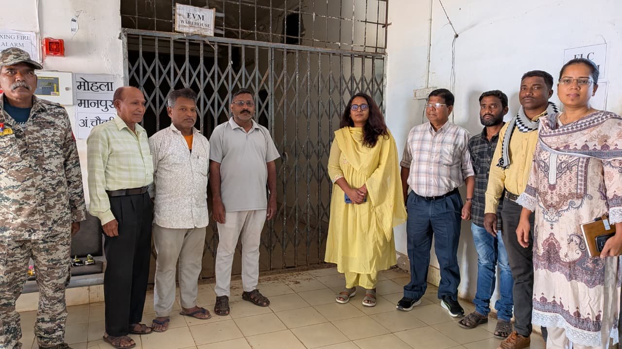 मोहला : कलेक्टर प्रजापति ने की वेयरहाउस का निरीक्षण, राजनैतिक दल के प्रतिनिधि रहें मौजूद