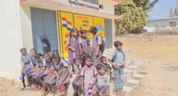 शिक्षा के मंदिर में लापरवाही: सूरजपुर में स्कूल बंद, बाहर बैठे रहे छात्र; 6 शिक्षकों को नोटिस