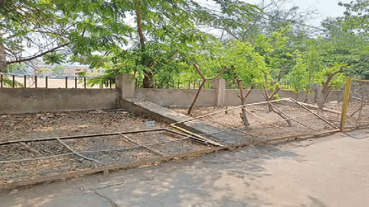 राजनांदगांव : लंबे समय से क्षतिग्रस्त फेंसिंग की मरम्मत नहीं करने से खतरा बढ़ा…