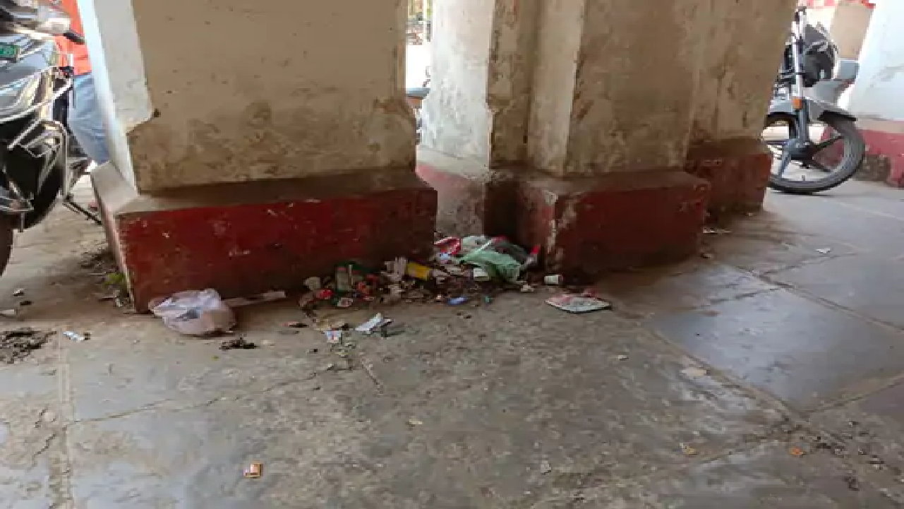 राजनांदगांव : तहसील परिसर में पसरी गंदगी, जिम्मेदार बेपरवाह…