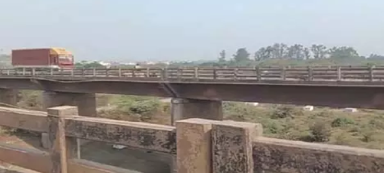 CG : पल्सर सवार की हाइवा के नीचे आने से मौत, दुर्ग खारुन नदी ब्रिज में हुआ हादसा…