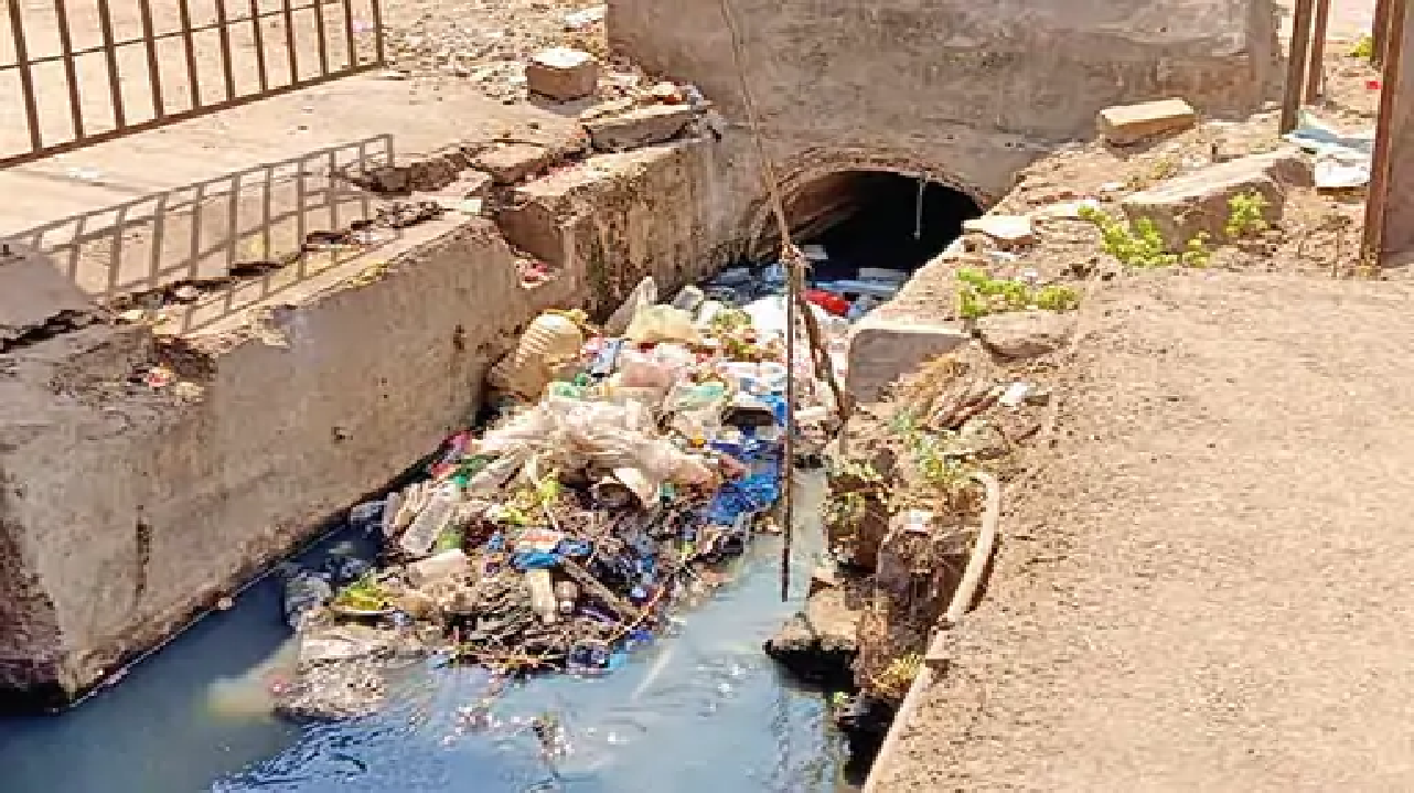 राजनांदगांव : नालियों में कचरा, सफाई नहीं होने पर बारिश में हो सकती है समस्या…