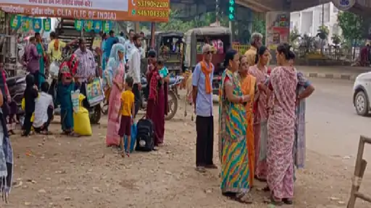 राजनांदगांव : शहर के बस स्टैंड और स्टॉपेज में नहीं है छांव-पानी का इंतजाम, परेशानी…