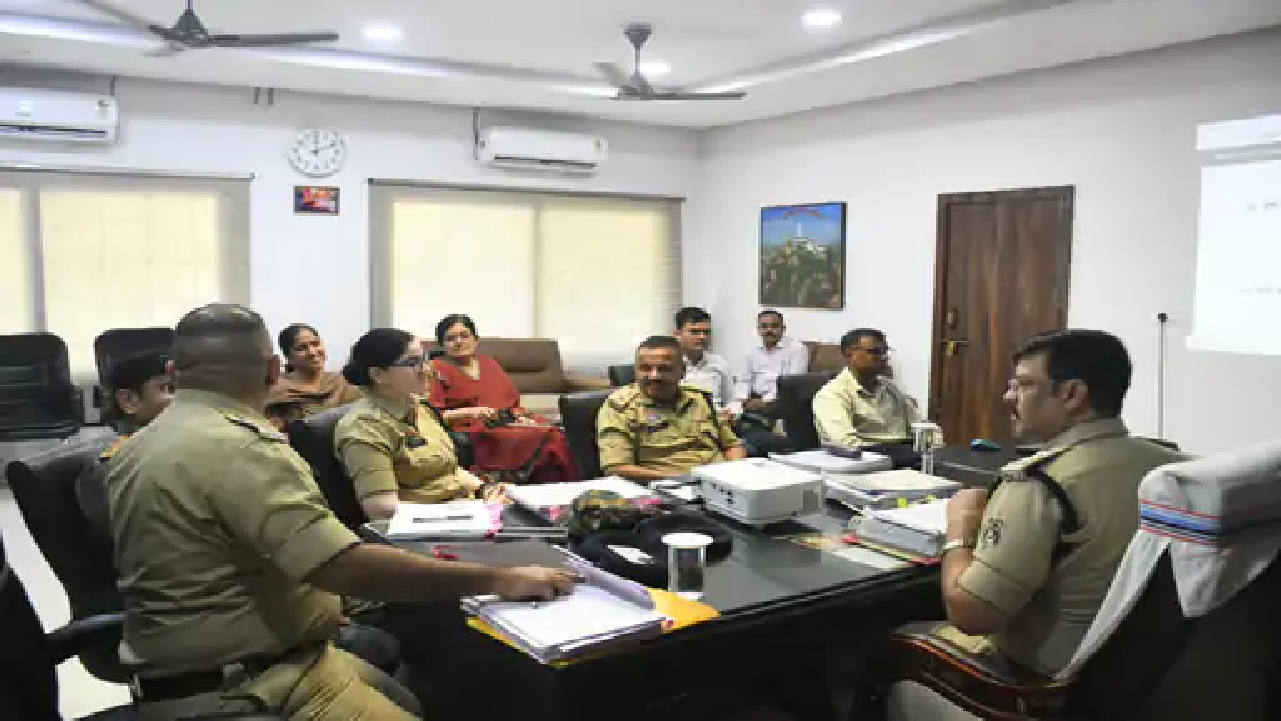 राजनांदगांव : जन शिकायतों को प्राथमिकता देने और केस समय पर निबटाने आईजी के निर्देश…