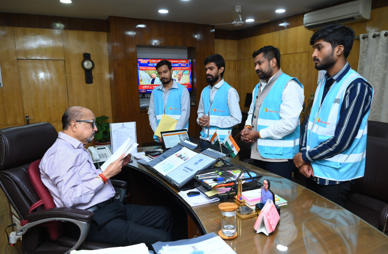 CG : राज्यपाल डेका से फिल परमार्थ आश्रम के संस्थापक ने की भेंट