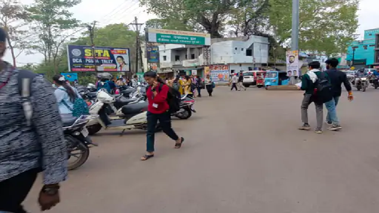 राजनांदगांव : कॉलेज के सामने बेतरतीब पार्किंग होने से जाम, लोग हो रहे हैं परेशान…