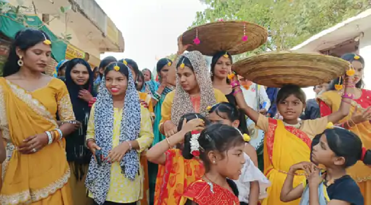 राजनांदगांव : ढोल-नगाड़ों और गीत-संगीत से धूमधाम से कराया, पारंपरिक न्योता भोज भी हुआ…