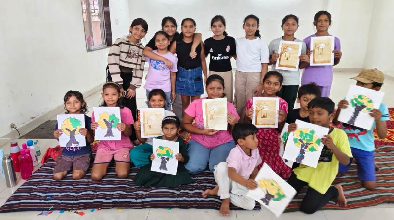 CG : एम्पीरिया सैफायर ग्रीन के बच्चों ने गांव के बच्चों को सिखाई कला…