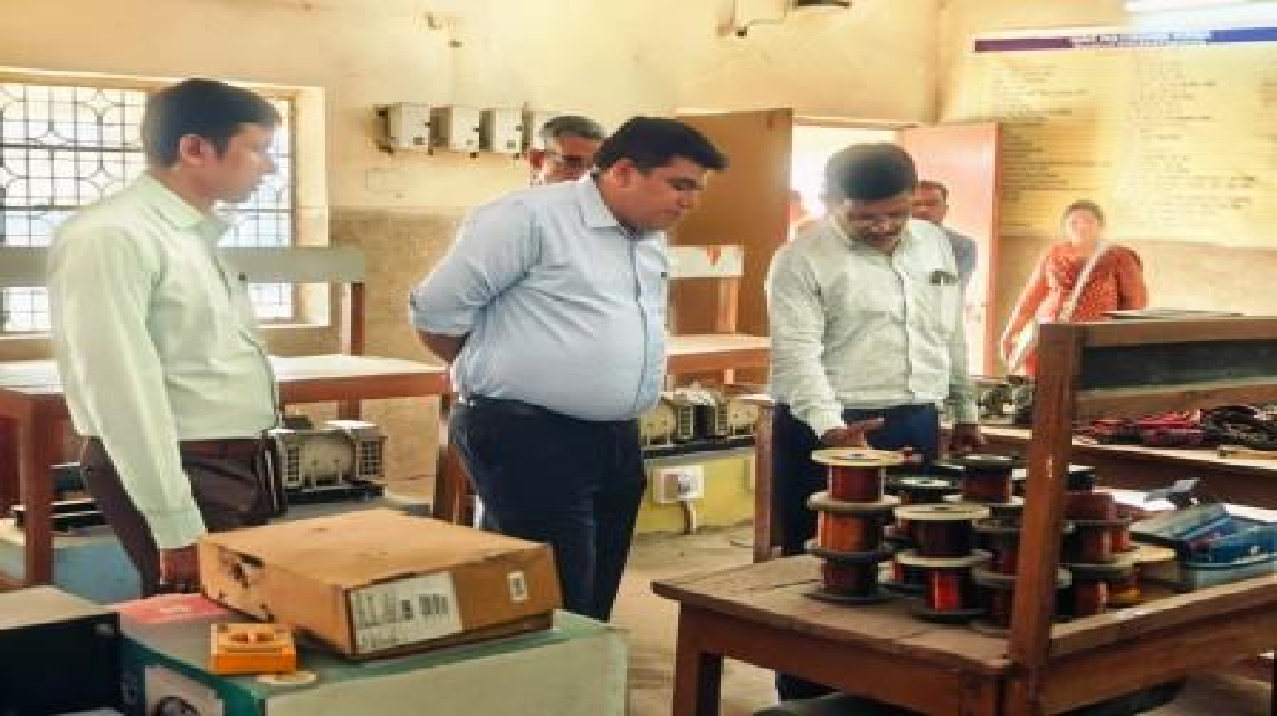 CG : कलेक्टर ने किया पॉलिटेक्निक कॉलेज का निरीक्षण, अव्यवस्थाओं पर नाराज़गी, त्वरित सुधार के निर्देश…