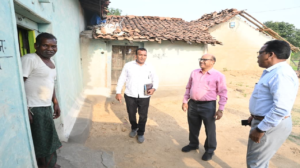 CG : कलेक्टर उइके ने ग्राम बोकरामुड़ा बिसुराम सोरी के घर जाकर प्राचीन तालपत्र पांडुलिपि का किया अवलोकन…