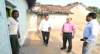 CG : कलेक्टर उइके ने ग्राम बोकरामुड़ा बिसुराम सोरी के घर जाकर प्राचीन तालपत्र पांडुलिपि का किया अवलोकन…