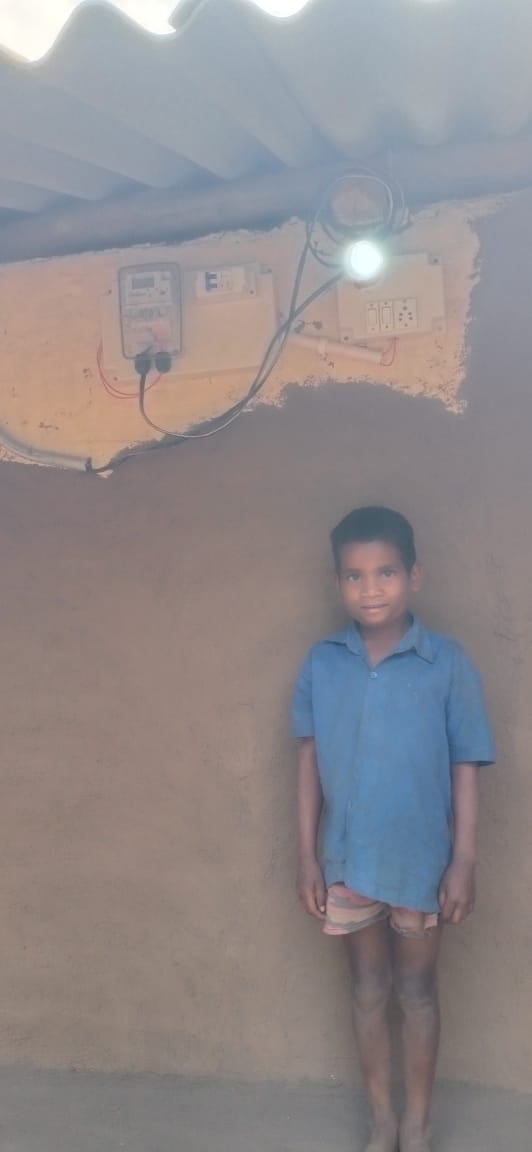 दशकों का अँधेरा टूटा, अबूझमाड़ के ईरपानार गाँव में पहली बार पहुँची बिजली