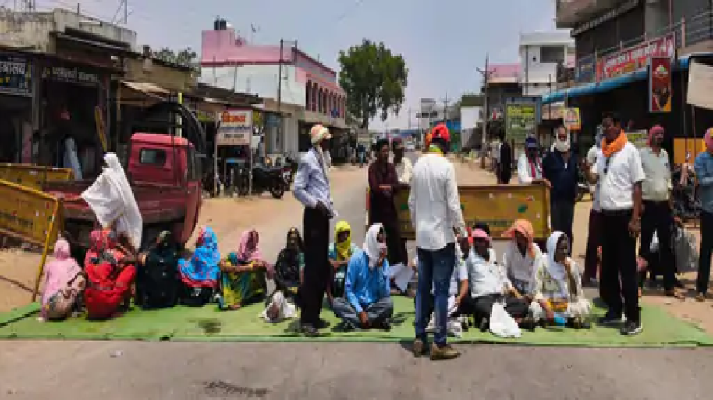 राजनांदगांव : चिलचिलाती धूप में सड़क पर उतरे अन्नदाता चार घंटे तक बंद रहा डोंगरगढ़-मुरमुंदा मार्ग…