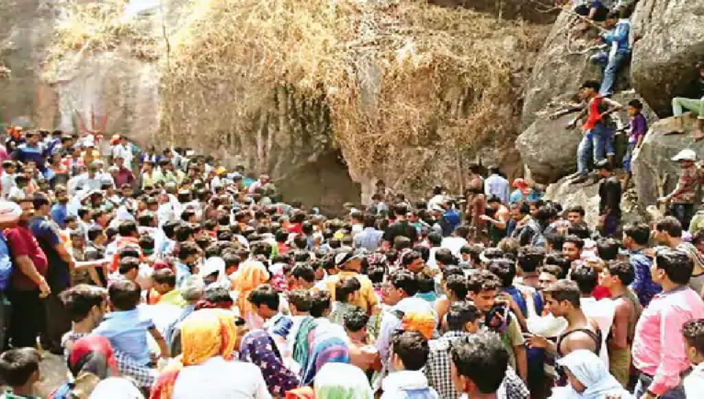 राजनांदगांव : मंडीप खोल गुफा के खुले द्वार… साल में एक बार होने वाले दर्शन के लिए जुटे श्रद्धालु…