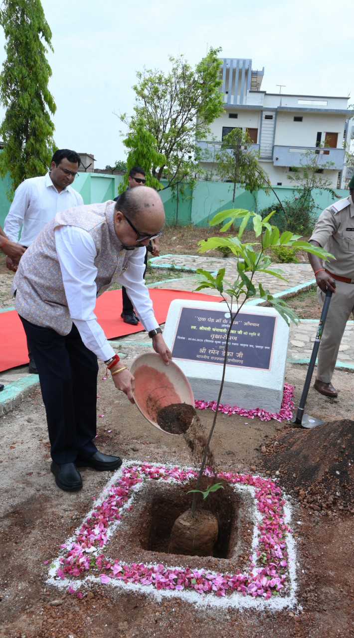 CG : राज्यपाल रमेन डेका ने जशपुर के मातृत्व वन में किया सीता अशोक के पौधे का रोपण