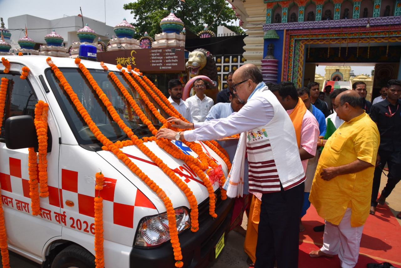 CG : राज्यपाल डेका ने जगन्नाथ मंदिर ट्रस्ट को सौंपी एम्बुलेंस की चाबी