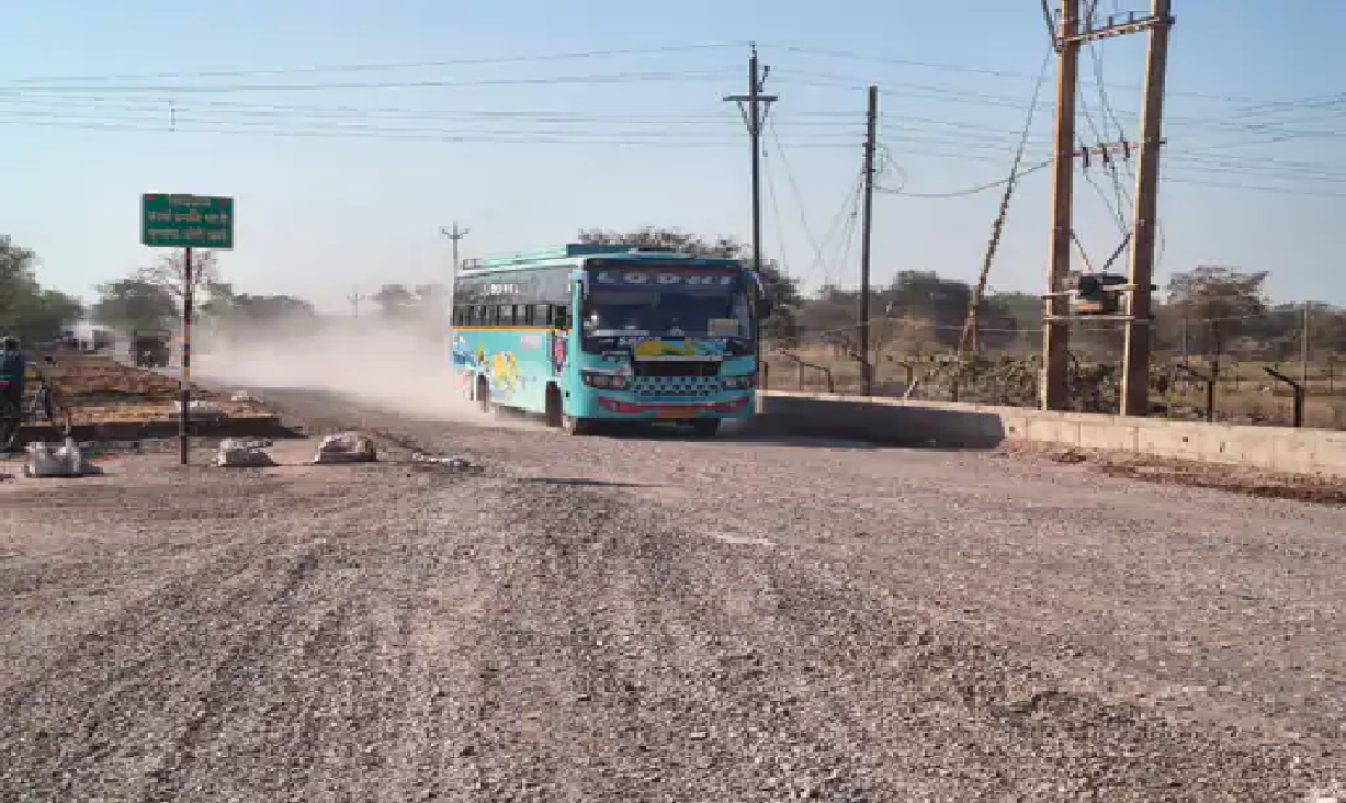 राजनांदगांव : जिले में डामर की सप्लाई थमी, कीमत 50% तक बढ़ी, सड़कों के निर्माण-पैचवर्क पर ब्रेक…