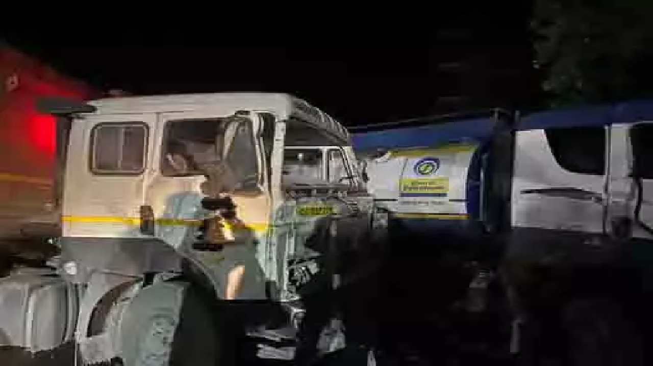 CG : डीजल टैंकर और ट्रेलर में भीषण टक्कर, गाड़ियों की लगी लंबी कतार, लोग हुए परेशान…