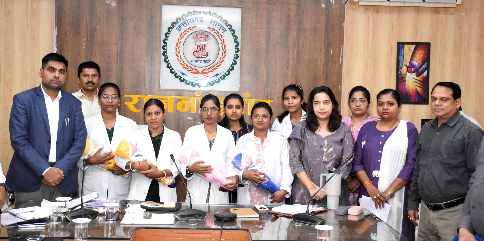 राजनांदगांव : कलेक्टर ने महिला स्वास्थ्य कार्यकर्ताओं को कृत्रिम बेबी का किया वितरण