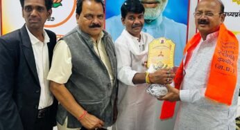 मंत्री दिलीप जायसवाल से मुलाकात, सम्मानित किए गए पत्रकार समिति के नेता