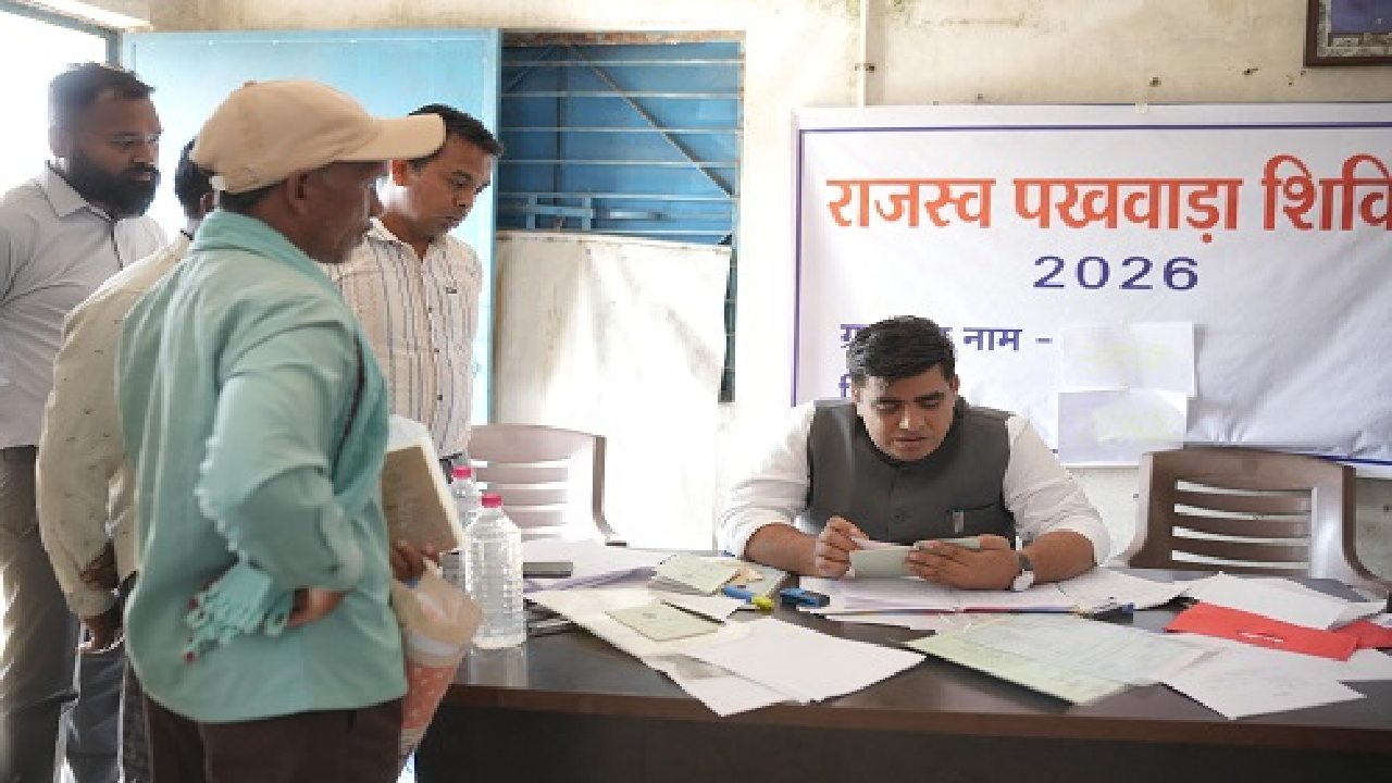 CG : राजस्व पखवाड़ा शिविर में अचानक पहुँचे कलेक्टर …