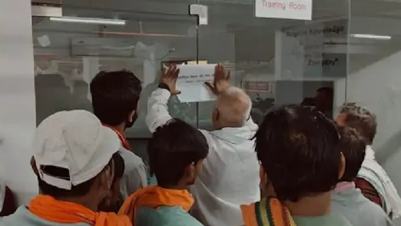 CG : पार्किंग की मनमानी पर निगम सख्त: तीन प्रतिष्ठानों की पार्किंग सील ….