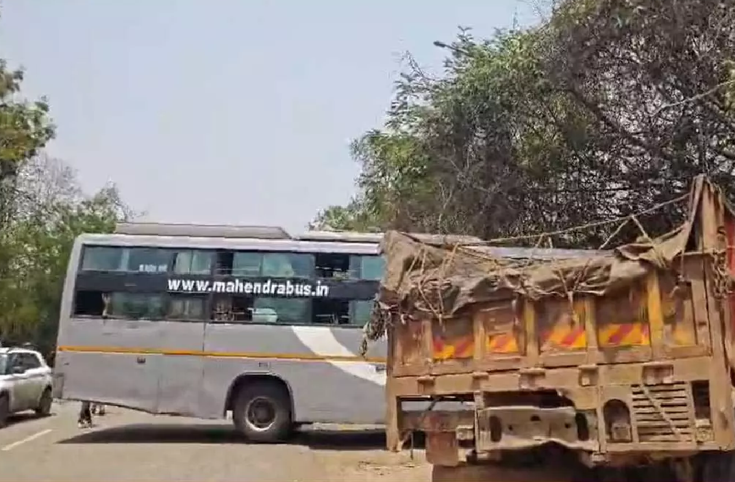 CG : रफ्तार का कहर: NH-30 पर बस-ट्रक में भिड़ंत, हादसे में एक दर्जन से अधिक यात्री जख्मी …