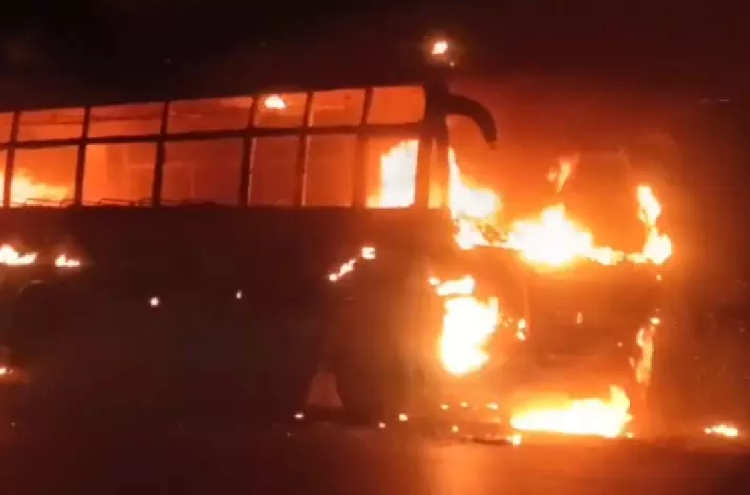 CG : बस से कूदे यात्री, आग लगने से बालोद रोड में हड़कंप …