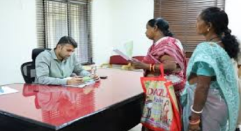CG : कलेक्टर ने सुनी आमजन की समस्याएं, कई प्रकरणों का मौके पर समाधान …