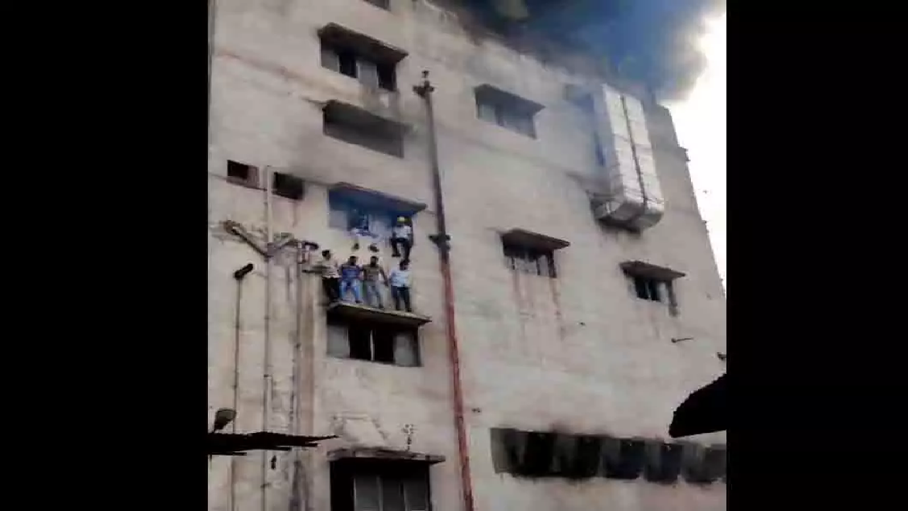 CG : जब आग और धुएं के गुबार के बीच कर्मचारी बचने के लिए खिड़की से बाहर निकले…देखें मंजर …