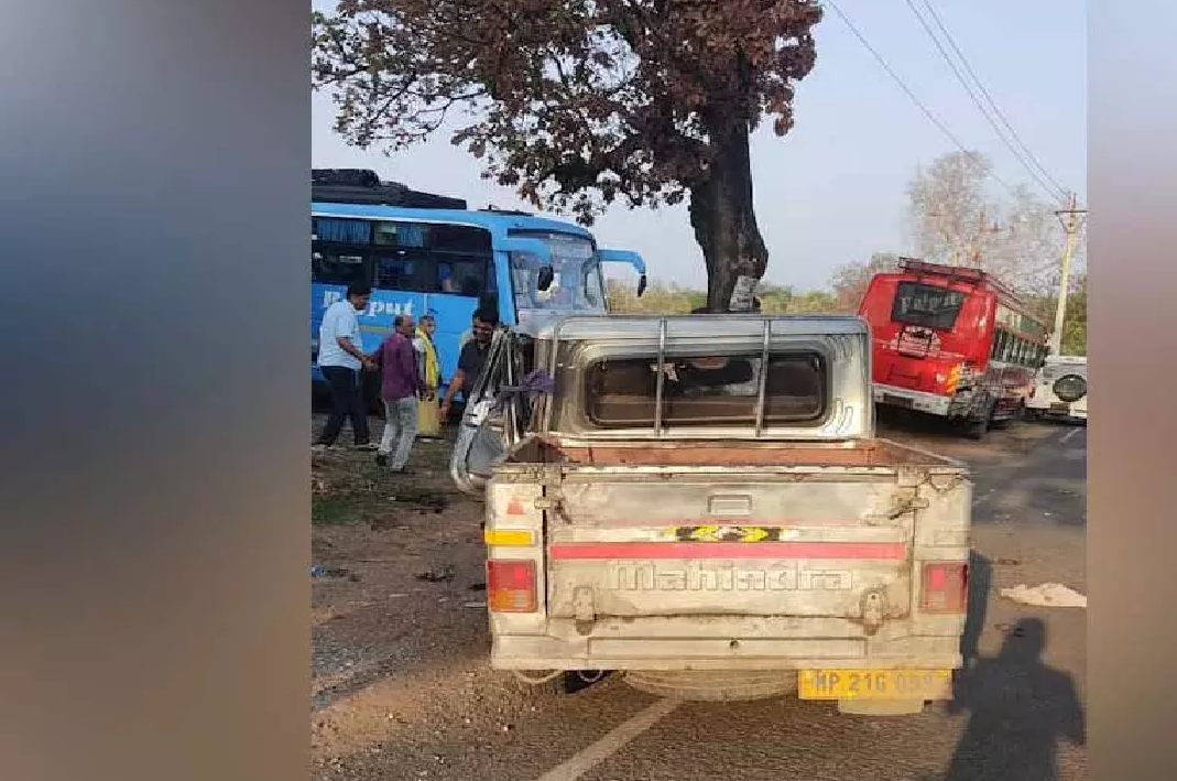 CG : तेज रफ्तार का तांडव: बेकाबू पिकअप की चपेट में आईं दो महिलाएं, घटनास्थल पर ही गई जान …