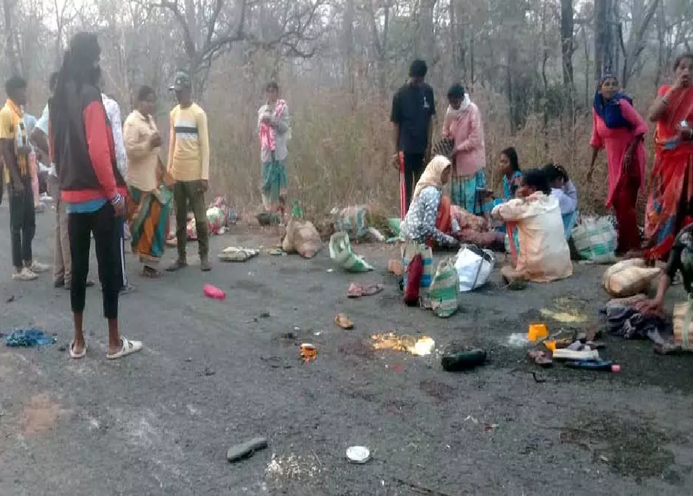 CG : बीजापुर में मालवाहक पलटा, 15 मजदूर गंभीर रूप से घायल …